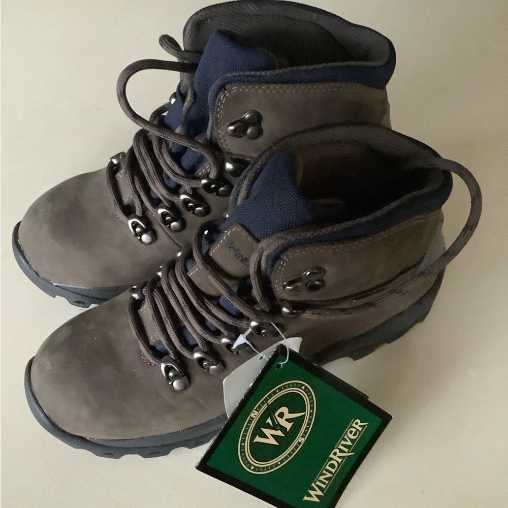 NWT Wind River hiking boots, nubuck leather with traction soles, size 7.5.